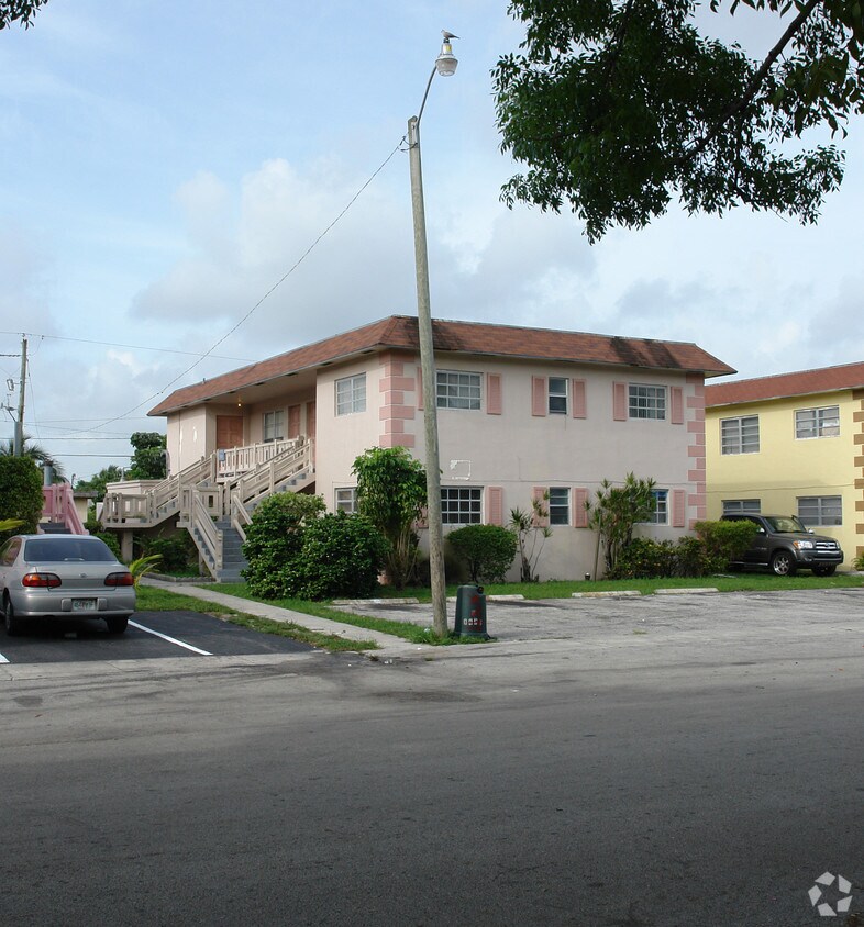 Foto del edificio - 5900 NW 16th Pl