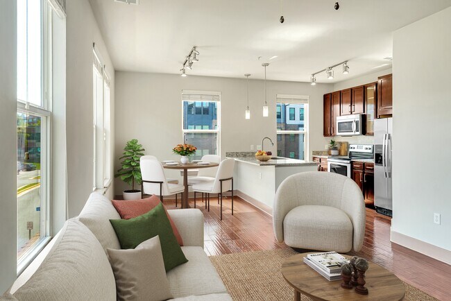 Un salón moderno con un sofá blanco y una mesa de centro. - ICON at Dulles