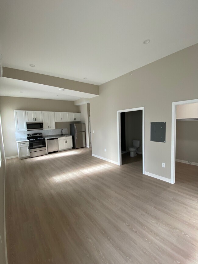 Estudio - 2105 Eastern Ave