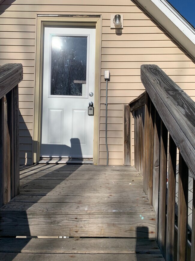Entrance - 409 Edwards St