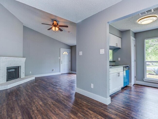 Foto del edificio - 2202 Cedar Bend Dr