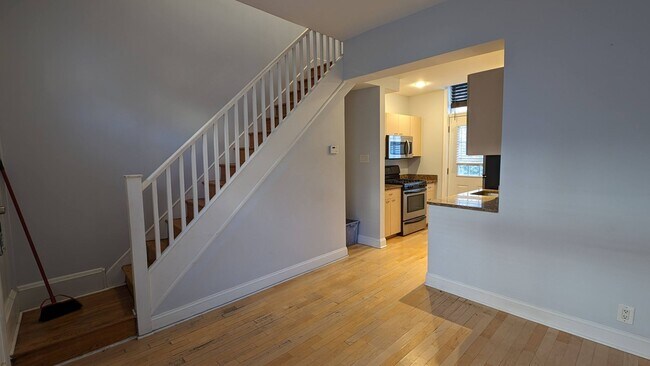 Foto del edificio - 2 Bedroom Graduate Hospital Townhome for Rent