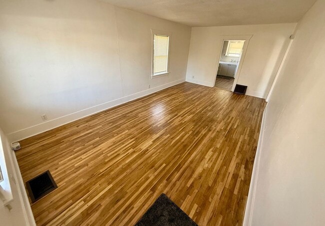 Building Photo - Charming 2-Bedroom, 1-Bathroom House for R...