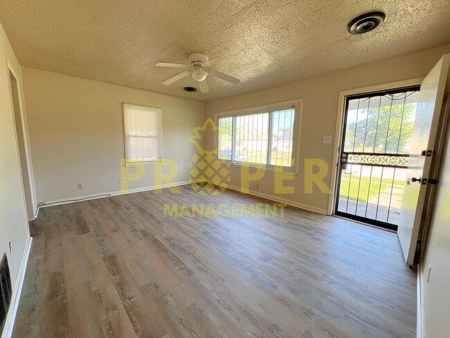 Foto del edificio - 2 bedrooms 1 bathroom house
