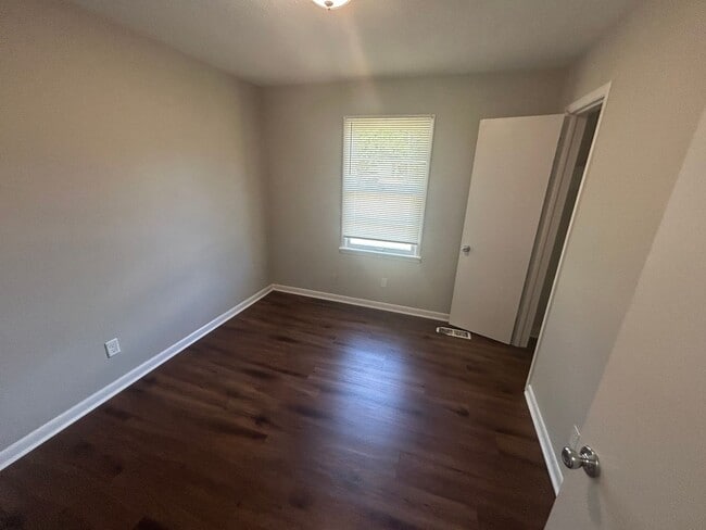 Building Photo - 3BR 2BA with large back yard on closed street.