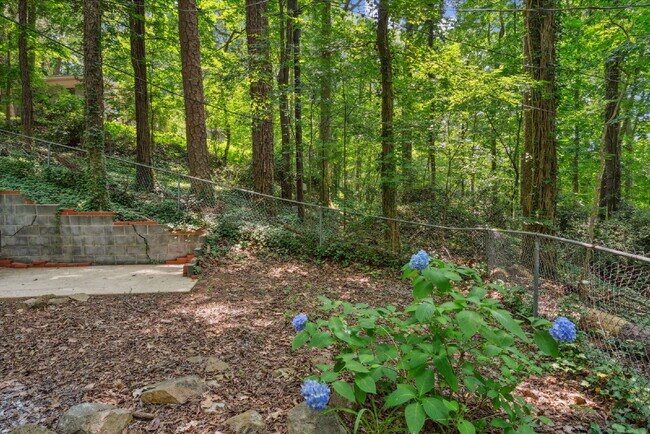 Foto del edificio - Charming 2-Bed Home with Hardwood Floors and Fenced in Yard