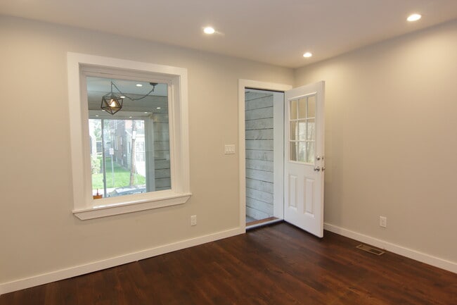 Building Photo - 136 Walnut Ave