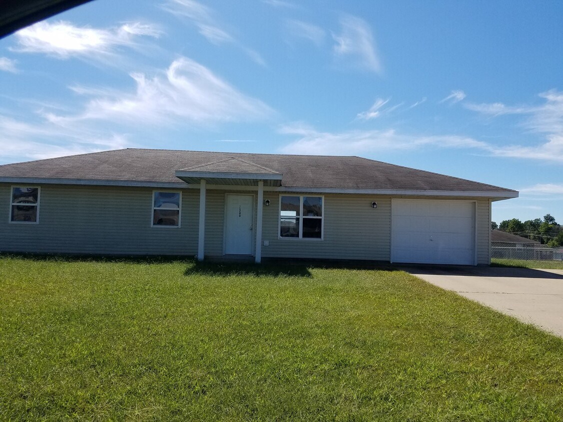 Primary Photo - 3 BEDROOM , 2 BATH