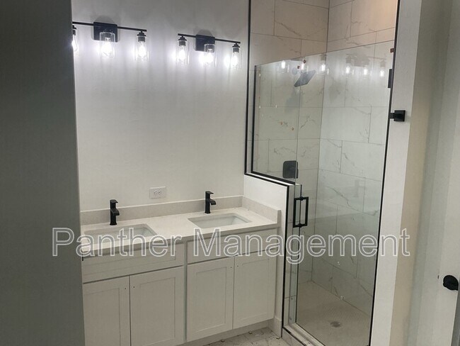 Foto del edificio - 26471-26473 Explorer Rd