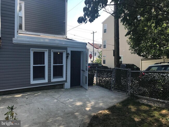 Building Photo - 400 Delmar St