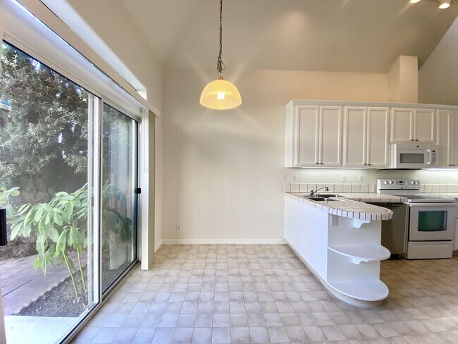 Foto del edificio - Unique Home with lots of Natural light!! C...