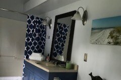 large bathroom - 160 High St