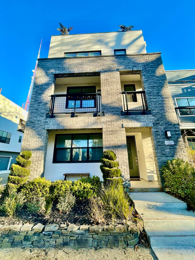 Building Photo - 1007 D St