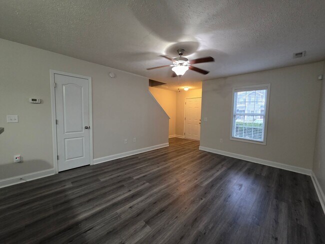 Foto del edificio - 521 Cider Hill Rd