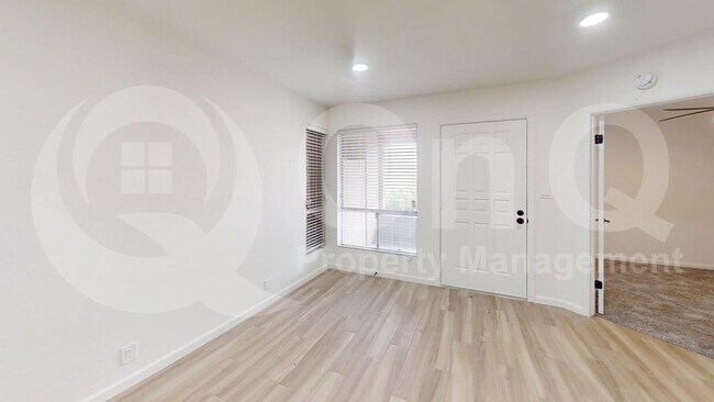 Building Photo - 426 W Pontiac Dr