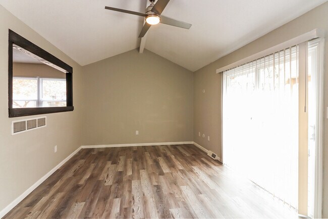 Foto del edificio - 316 NE Lakeview Dr