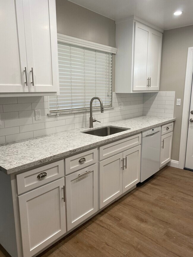 Kitchen - 140 N Alta Vista Ave