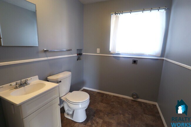 Building Photo - 3 Bedroom Home Available!