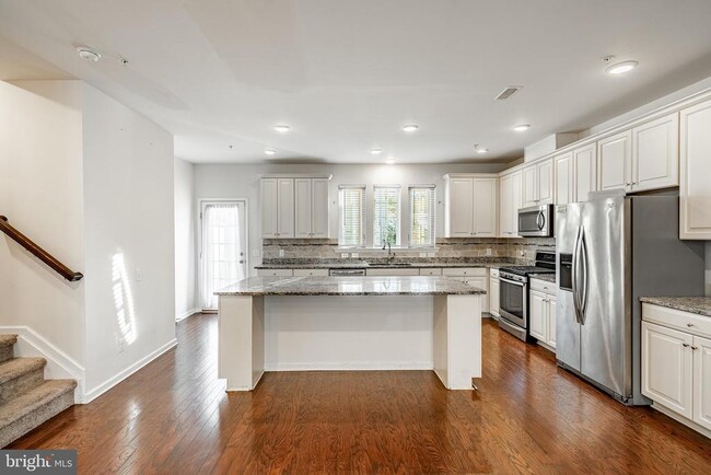 Building Photo - 33 Addison Ln