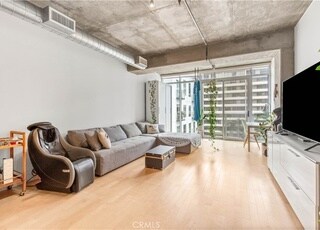 Building Photo - 645 W 9th St
