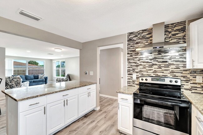 Building Photo - 7611 Spirea Dr