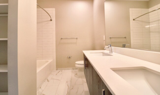 Building Photo - 4520 N Kenmore Ave