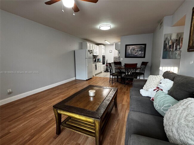 Building Photo - 10052 Twin Lakes Dr