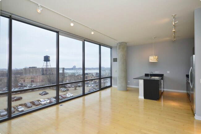 Building Photo - 860 W Blackhawk St