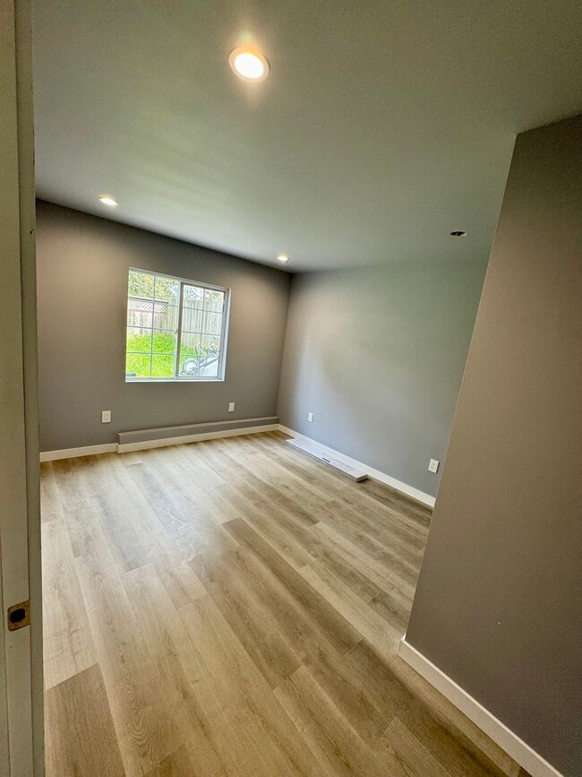 Building Photo - 881 Skyline Dr