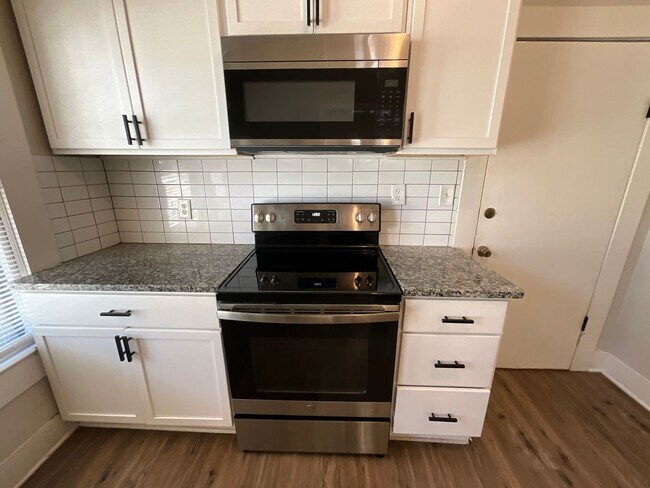 Building Photo - Charming 3 bedroom/1.5 bathroom REMODELED ...
