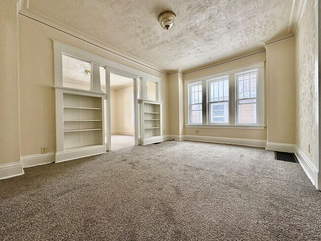 Building Photo - 1318 Lincoln Way East