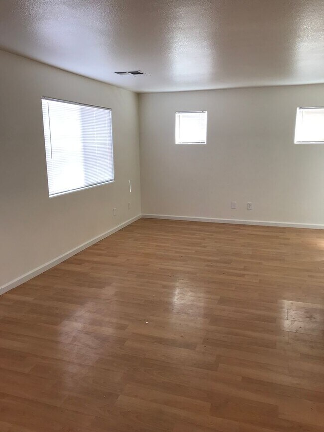 Building Photo - Great 4 bedroom 2.5 bath. Gated Community,