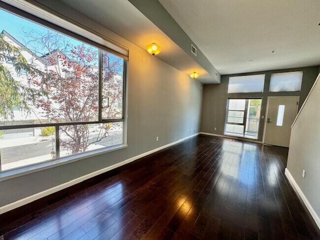 Building Photo - Wonderful Try-level condo near Pleasant Hi...