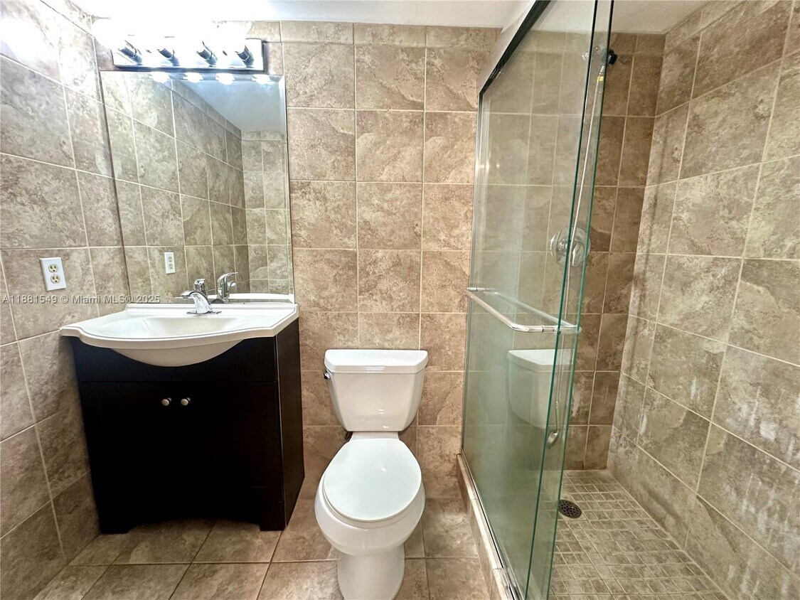Foto principal - 250 Layne Blvd