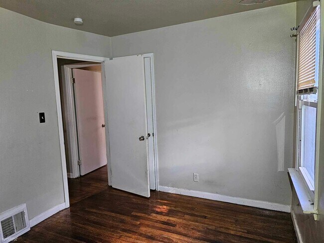 Building Photo - 3 br, 1 bath House - 18734 Kingsville St