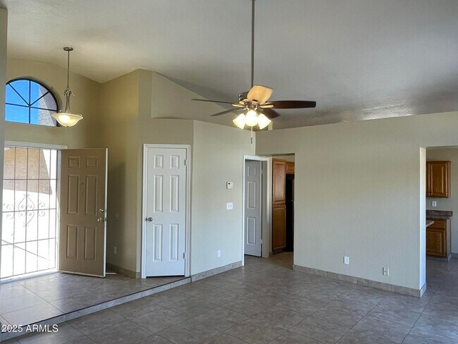 Foto del edificio - 6502 W Paradise Ln