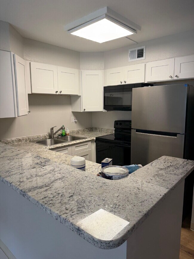 Foto del edificio - BEAUTIFULLY UPDATED CONDO POOL VIEW PERFECT LOCATION