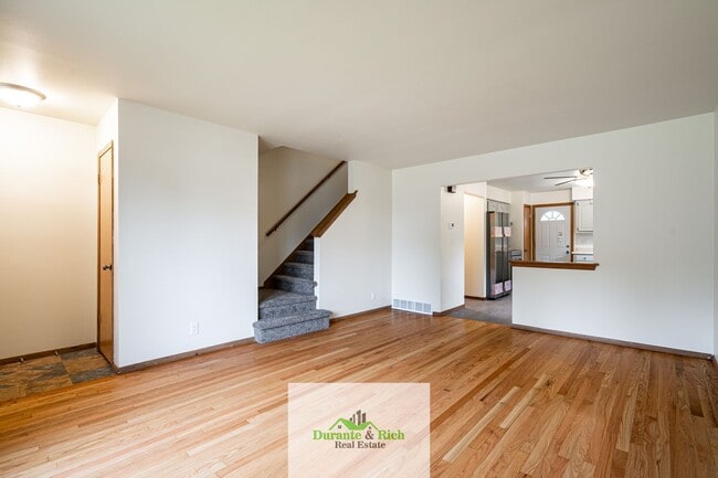 Building Photo - Upgraded Spacious 3 Bedroom Townhome Waukesha