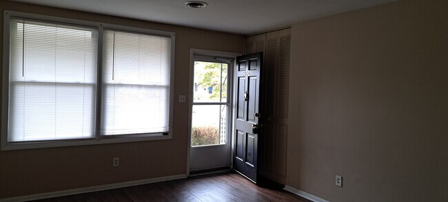 Building Photo - 2024 Wyandotte Ave