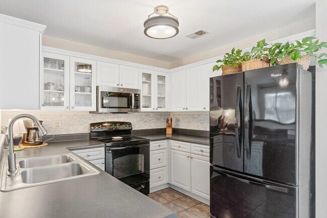Foto del edificio - Charming 3-Bedroom Home for Rent in Leland, NC – Large Backyard & Great Amenities!