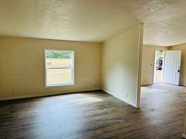 Building Photo - Newly Remodeled Acreage Property