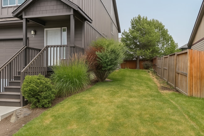 Building Photo - Gorgeous 3x2.5 duplex unit with a fenced b...