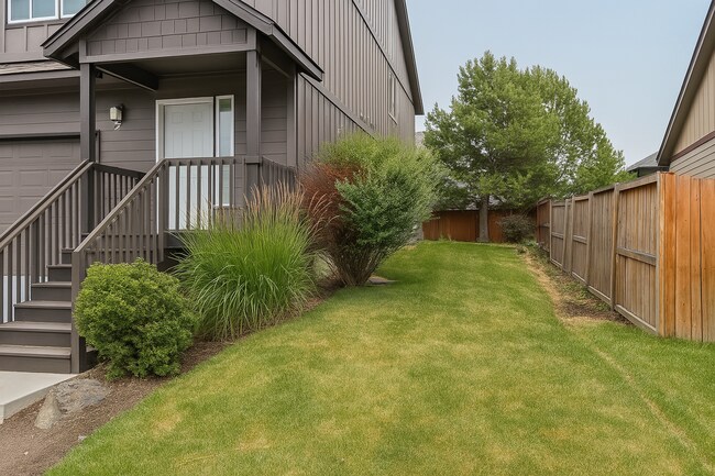 Foto del edificio - Gorgeous 3x2.5 duplex unit with a fenced b...