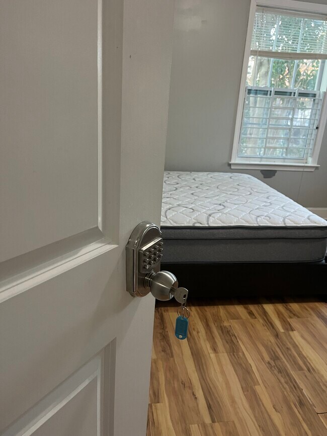 Foto del edificio - Fully-Furnished Rooms for Rent