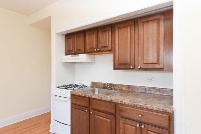 Building Photo - 3335 W Diversey Ave