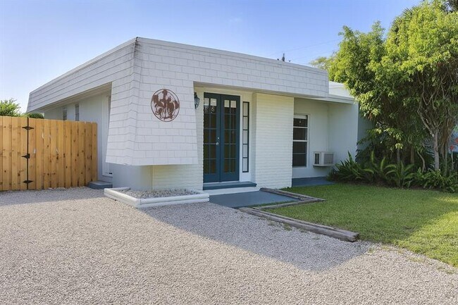 Foto del edificio - 1200 NE 17th Terrace