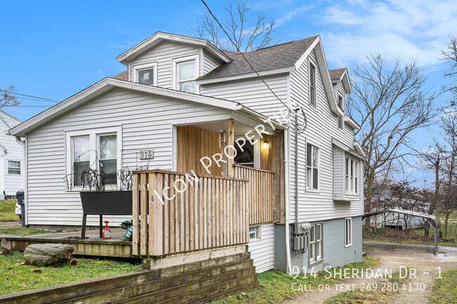 Building Photo - 1 bedroom with washer/dryer and 2 stall ca...