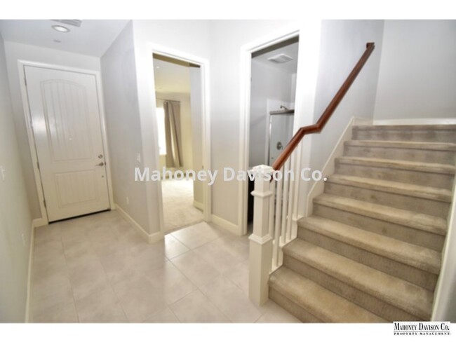 Building Photo - Blt in 2019, former model home, 4 bdrm + l...