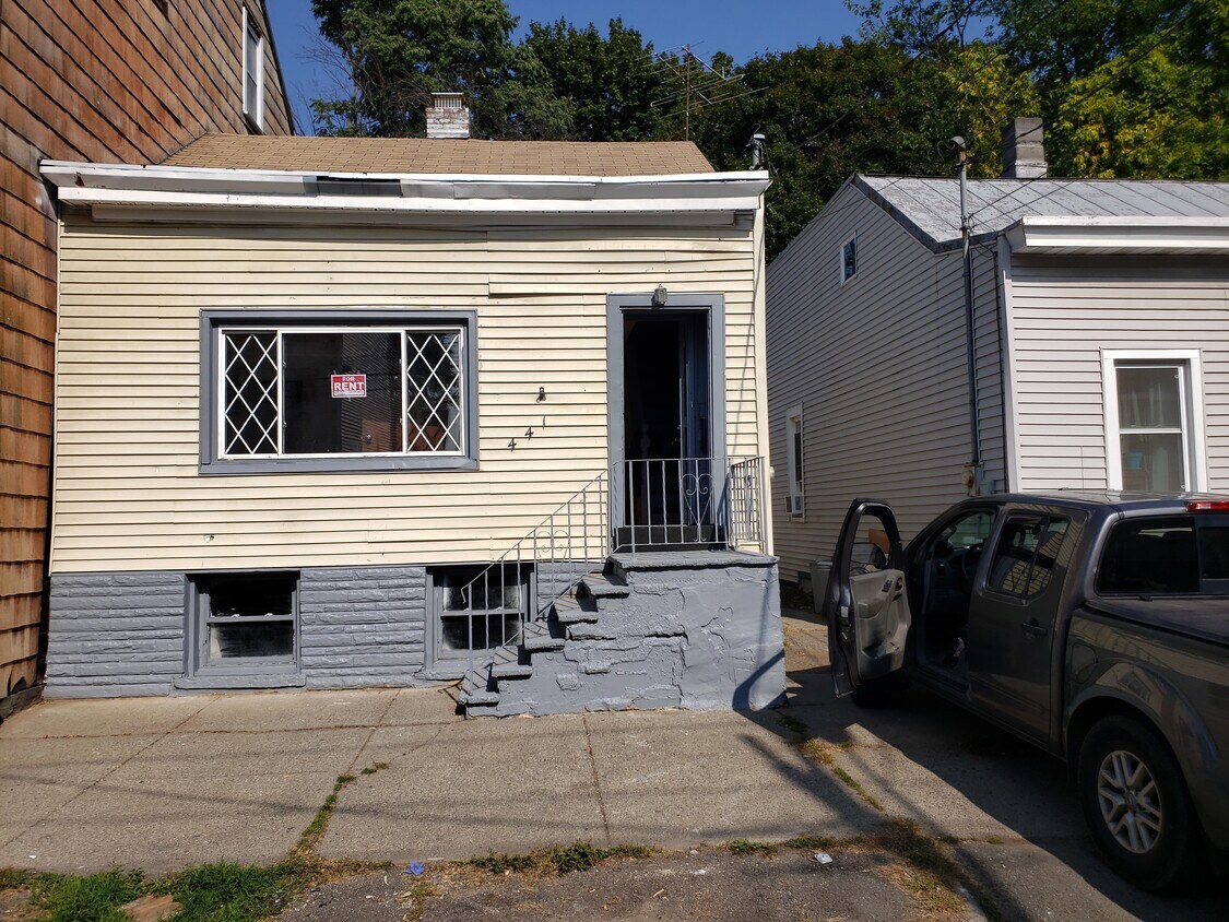 Primary Photo - 441 Elk St
