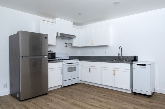 Building Photo - 2 Bedroom + 1.5 Bathroom Condo | Fashion Park Oxnard | Unfurnished